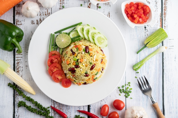 Постная салатная заправка из оливкового масла с пряными травами и мёдом fried rice in a plate on a white wooden floor - Постная салатная заправка из оливкового масла с пряными травами и мёдом