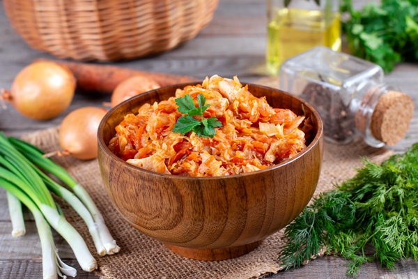 Тушёная капуста с ламинарией (школьное питание) stewed cabbage with meat on a wooden table - Тушёная капуста с ламинарией (школьное питание)