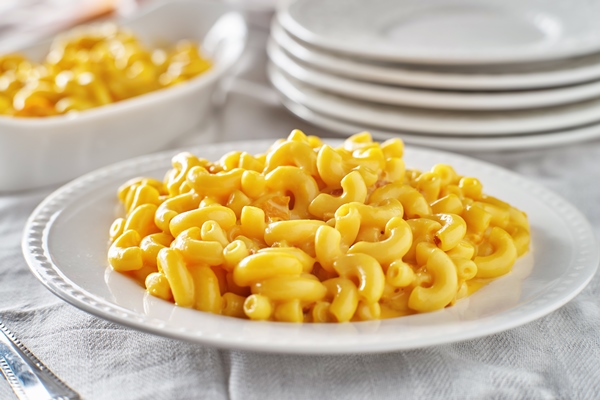 tasty mac and cheese on plate - Макароны отварные (школьное питание)