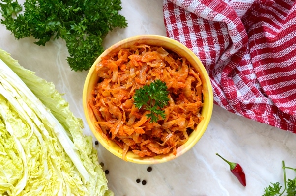 Капуста тушёная (школьное питание) top view braised cabbage with tomato sauce 1 - Капуста тушёная (школьное питание)