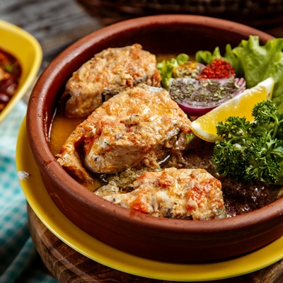 Рыба, запечённая в томате с овощами (школьное питание)