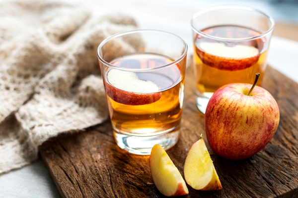 Компот из свежих яблок (школьное питание) fresh apple juice close up shot - Компот из свежих яблок (школьное питание)