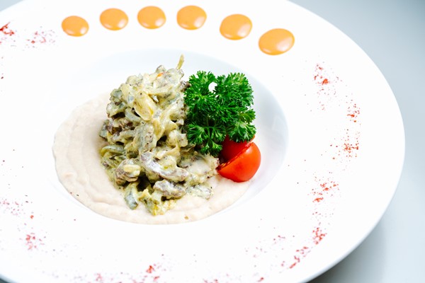 mushrooms in sour cream with herbs and tomato - Соус белый основной (школьное питание)