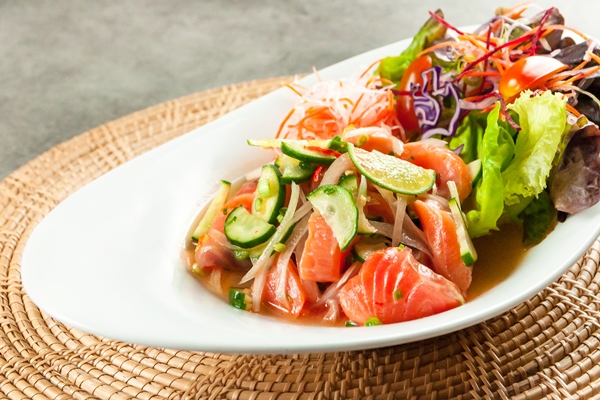 Салат с лососем и овощами thai spicy salad in a thai restaurant - Салат с лососем и овощами