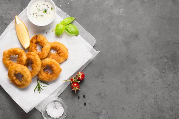 Луковые кольца top view of ring fries with salt and copy space - Луковые кольца