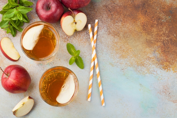Яблочный компот с сиропом на стевии (диетическое школьное питание) two glasses of red apple juice - Яблочный компот с сиропом на стевии (диетическое школьное питание)