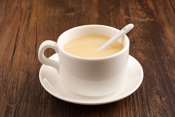 Чай с молоком и сиропом на стевии (школьное диетическое питание) white cup of coffee over a wooden table 1 - Чай с молоком и сиропом на стевии (школьное диетическое питание)