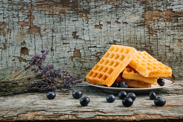 Вафли на кефире belgian waffles with berries near bouquet - Вафли на кефире
