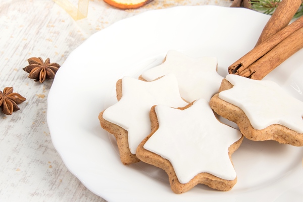 close up homemade butter nuts star shaped cookies with icing - Медовые пряники на молоке