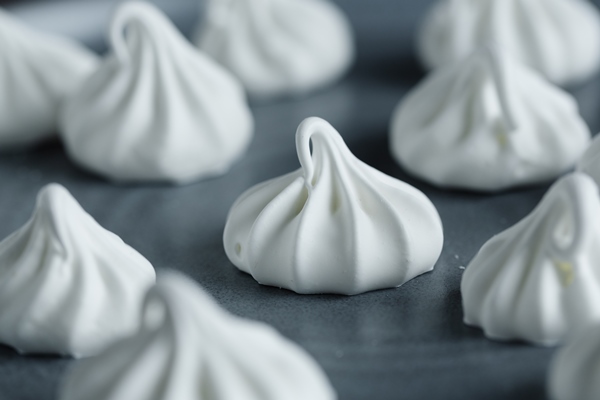 closeup of homemade white merengue baiser - Хозяйке на заметку: словарь кондитера