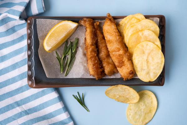 Рыба в кляре flat lay of delicious fish and chips concept - Рыба в кляре