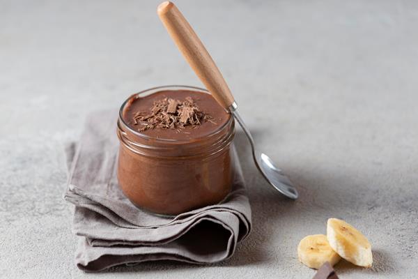high angle banana and chocolate pudding - Банановый пудинг с кэробом