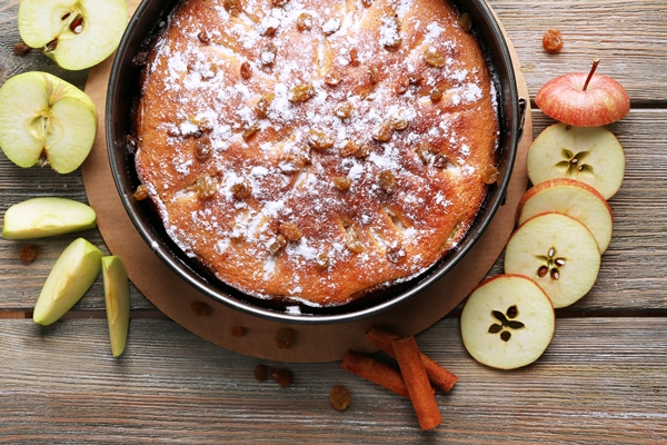 Шарлотка в мультиварке homemade apple pie closeup - Шарлотка в мультиварке