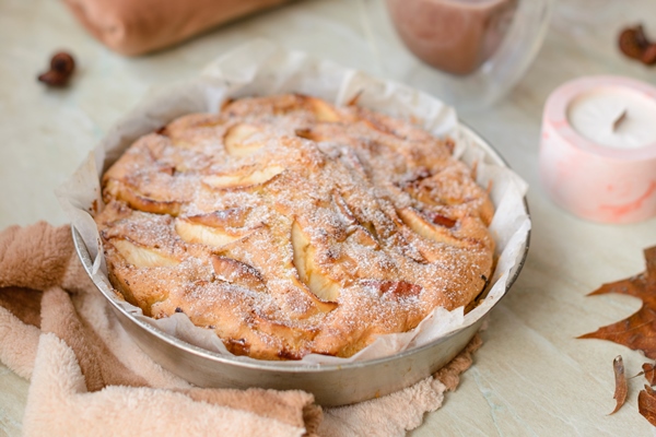homemade apple pie white background near window closeup copy space 1 - Безглютеновая шарлотка