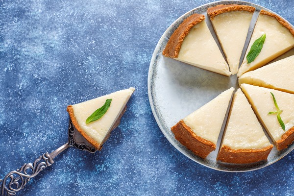 Чизкейк slices of homemade new york cheesecake - width=