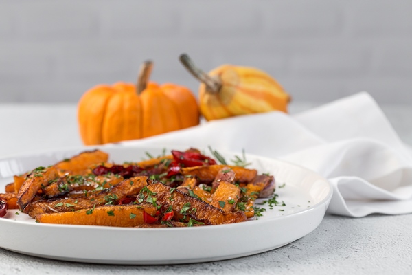 Запечённая тыква с шалфеем и чесноком traditional autumn pumpkin on halloween - Запечённая тыква с шалфеем и чесноком