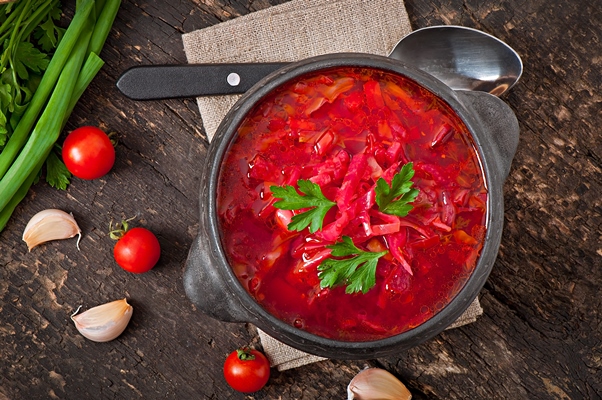 Борщ в мультиварке traditional ukrainian russian vegetable borsch old wooden surface - Борщ в мультиварке