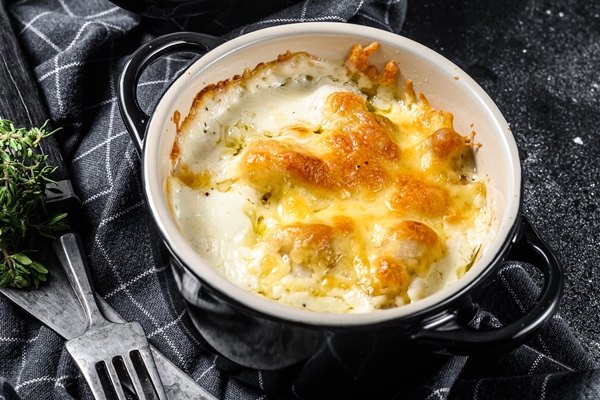 chicken mushroom casserole with cheese clay pot black background top view - Запеканка из сыра и лука