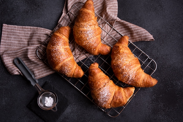 Слоёные рожки delicious freshly baked croissant dark background - Слоёные рожки