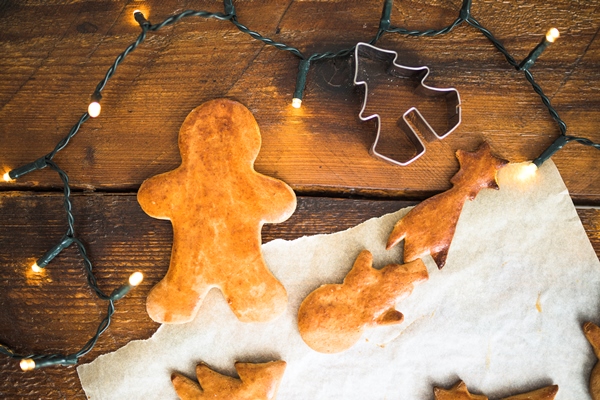 fresh biscuits near form cookie fairy lights 1 - Сырцовые пряники