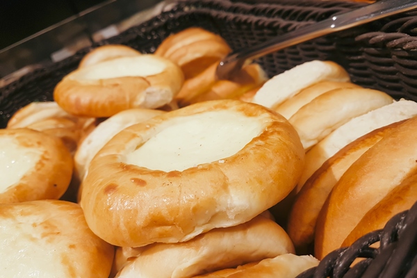fresh vatrushka with cheese on the counter of a candy store - Ватрушки с творогом