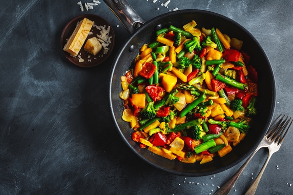 Овощное рагу с брокколи и стручковой фасолью fried vegetables with sauce pan - Овощное рагу с брокколи и стручковой фасолью