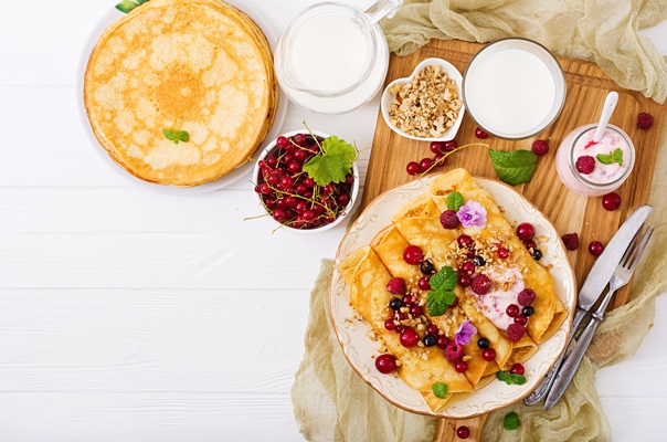 Творожный крем с ванилью для блинчиков pancakes with yoghurt honey nuts summer berries tasty breakfast flat lay top view - Творожный крем с ванилью для блинчиков