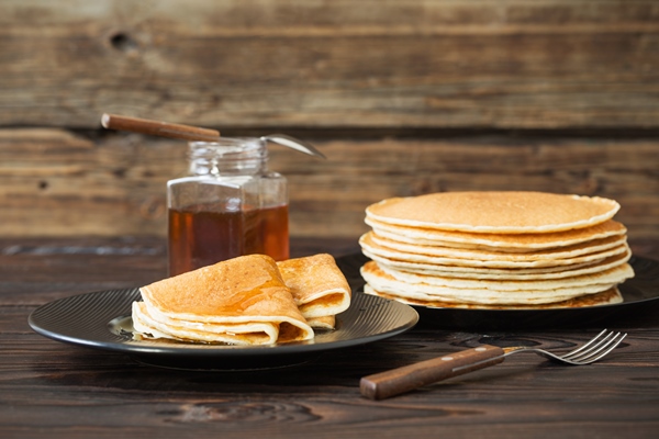 Простые дрожжевые блины puncakes with honey cup tea old wooden wall - Простые дрожжевые блины