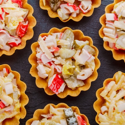 Тарталетки с крабовыми палочками, огурцом и яйцом Тарталетки с крабовыми палочками, огурцом и яйцом