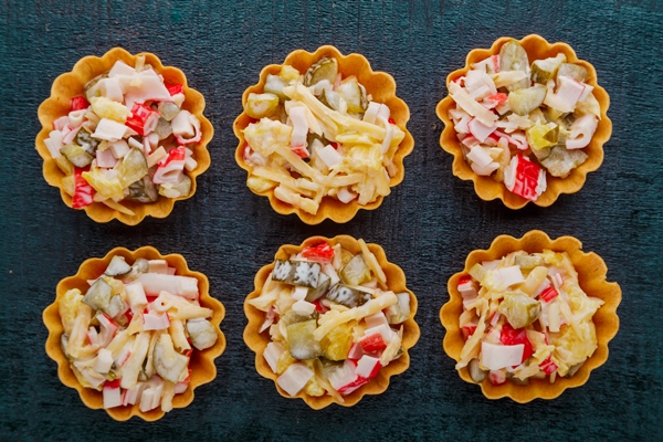 Тарталетки с крабовыми палочками, огурцом и яйцом salad with crab tartlets black background - Тарталетки с крабовыми палочками, огурцом и яйцом