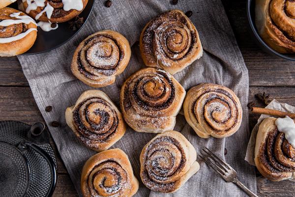 top view delicious cinnamon rolls concept - Булочки с корицей