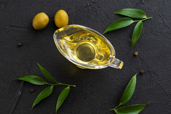 Овощная икра из шпината bottle glass filled with olive oil - Овощная икра из шпината