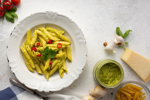 flat lay penne with pesto red peppers - Зелёный соус из настурции