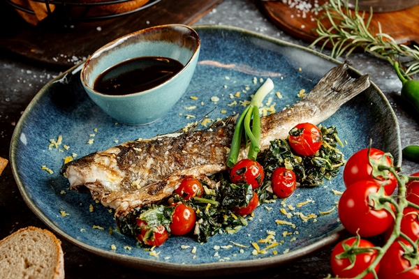 fried fish with tomatoes sauce - Рыба, запечённая с рыбной печенью