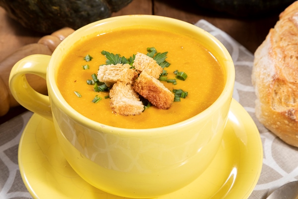 pumpkin broth wooden background 2 - Гороховый суп с лимоном и гренками