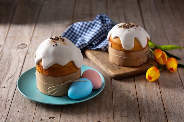 traditional easter cake colorful eggs tulips wooden table 2 - Глазурь для куличей из сгущённого молока