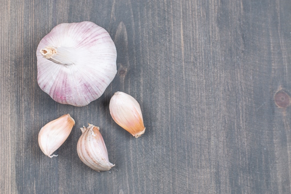 Овощная икра из шпината whole garlic cloves wooden surface - Овощная икра из шпината
