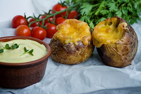 Фаршированный картофель baked new potatoes wrapped bacon top cheese microgreen sauce fresh vegetables - Фаршированный картофель