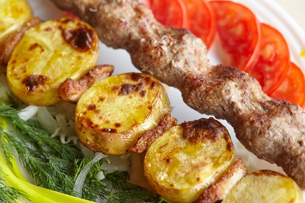Шашлык из картофеля с салом barbecue lula kbab with minced meat fresh vegetables greens - Шашлык из картофеля с салом