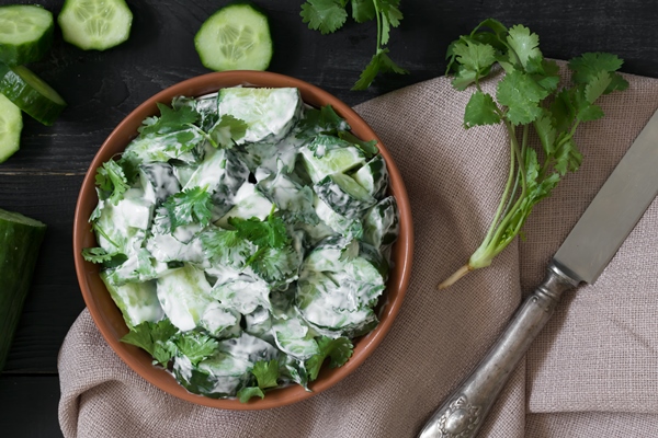 Салат из огурцов с простоквашей cucumber salad with yogurt dressing black wooden - Салат из огурцов с простоквашей