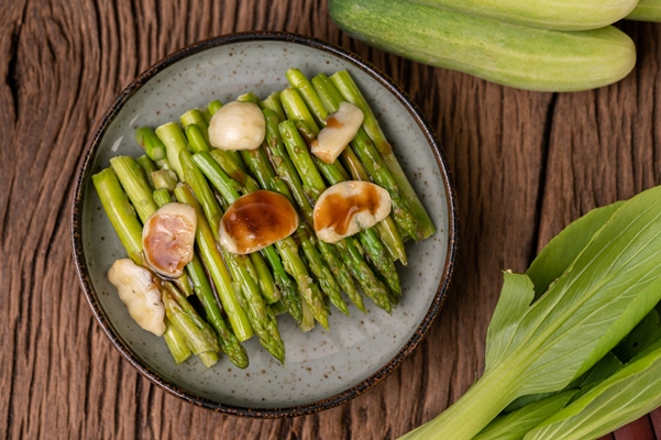 fried asparagus with oyster sauce plate with bell peppers - Спаржа зелёная отварная