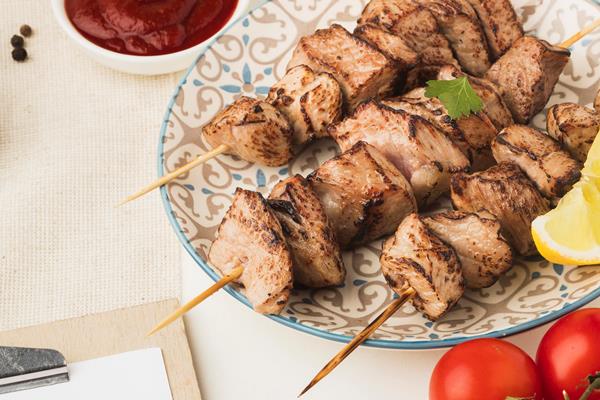 Шашлык в кефирном маринаде high angle notepad with plate delicious kebab condiment grinder - Шашлык в кефирном маринаде