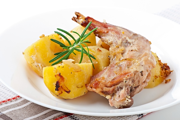oven baked rabbit legs with potatoes rosemary 1 - Кролик с картофелем и розмарином
