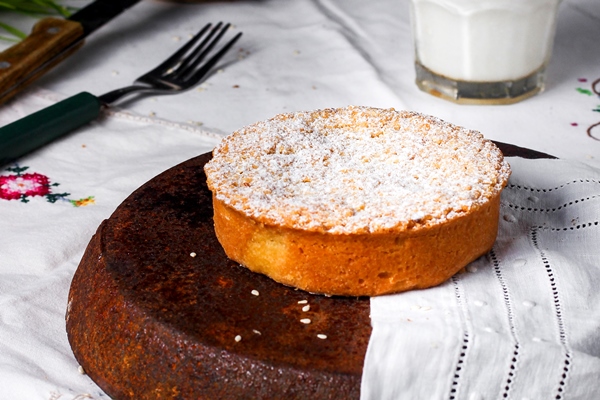 round apple pie sprinkled with sugar powder served with milk 1 - Соевый бисквит