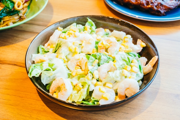 Салат из пекинской капусты с креветками и кукурузой shrimp salad 2 - Салат из пекинской капусты с креветками и кукурузой
