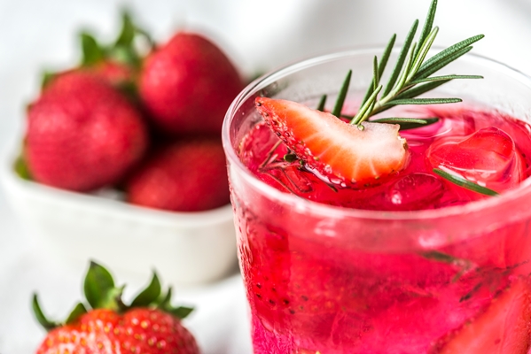 Компот из клубники, ревеня и апельсина strawberry rosemary infused water recipe - Компот из клубники, ревеня и апельсина