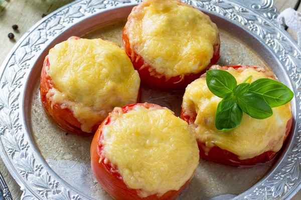 stuffed tomatoes tomatoes baked with cheese chicken wooden kitchen table 1 - Запечённые фаршированные помидоры