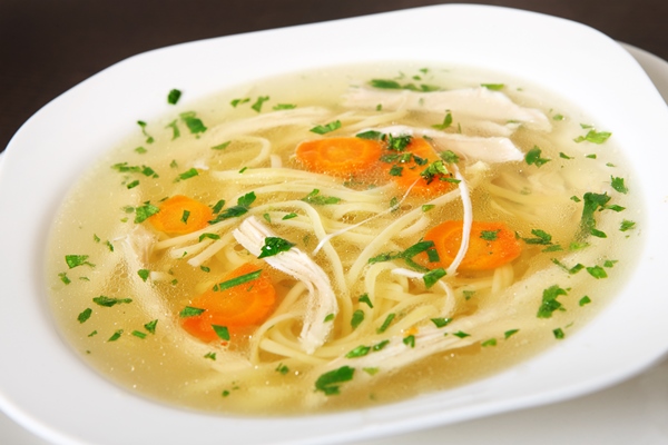 Куриная лапша close up bowl traditional chicken soup served white bowl - Куриная лапша