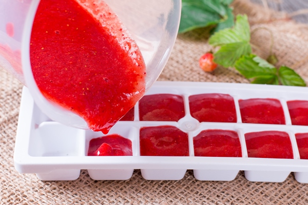 frozen berry puree cubes - Замороженная клубника на зиму