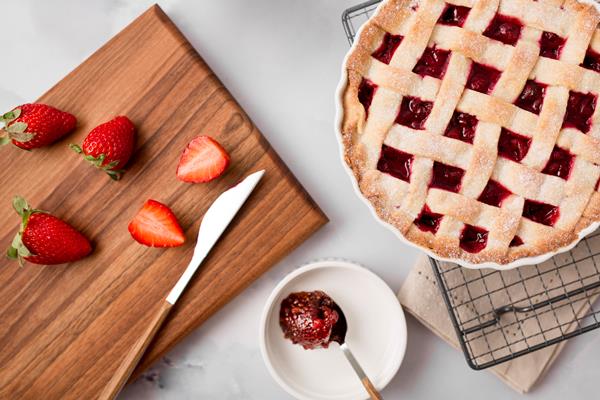 homemade strawberry pie jam flat lay - Венгерский клубничный пирог